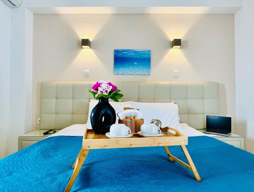 Postel nebo postele na pokoji v ubytování Romantic Palace Beach Apartments