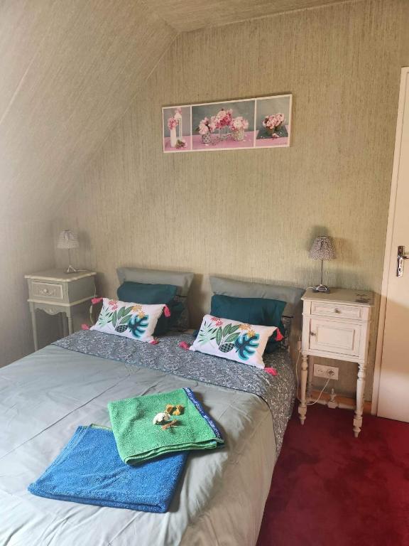 une chambre avec un lit avec des serviettes dessus dans l'établissement Etage maison, accès indépendant, au Mans