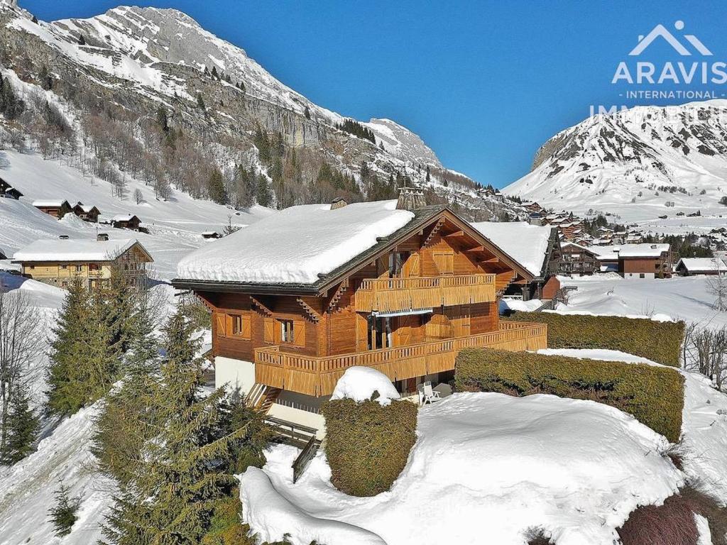 ル・グラン・ボルナンにあるChalet Le Grand-Bornand, 5 pièces, 9 personnes - FR-1-391-2の雪山の丸太小屋