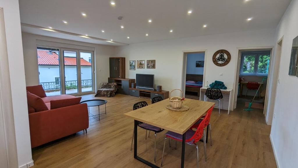 Posezení v ubytování Apartment in an urban villa Kraljevica