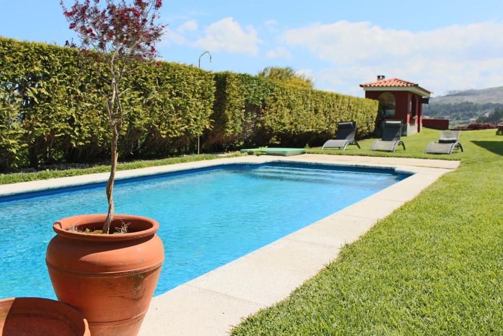 Bazén v ubytovaní Amanecer en o mar, casa en Baiona con piscina alebo v jeho blízkosti