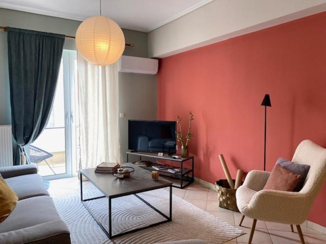 un soggiorno con divano e TV di ViNCENT - Central 2 Bedroom Apartment 79sqm a Tripoli (Tripolis)