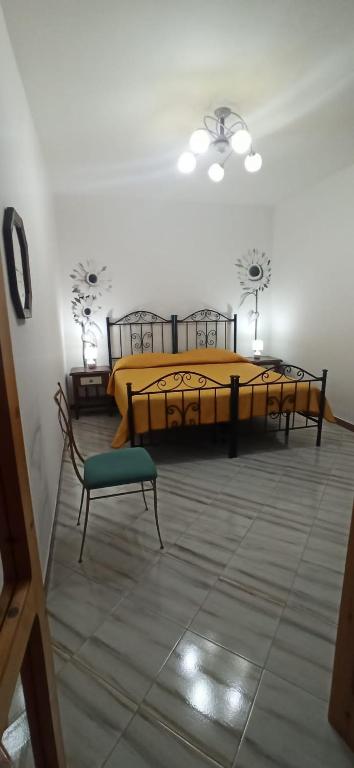 莫杜尼奧的住宿－Affittacamere Girasole，一间卧室设有两张床和绿色长凳