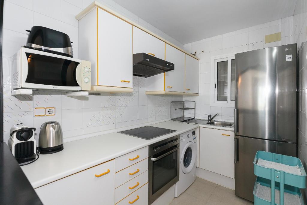 Kuchyň nebo kuchyňský kout v ubytování UHC Los Flamencos Family Apartments