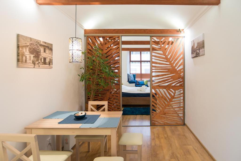 une salle à manger avec une table et une porte menant au salon dans l'établissement Cozy studio on Wielopole street., à Cracovie