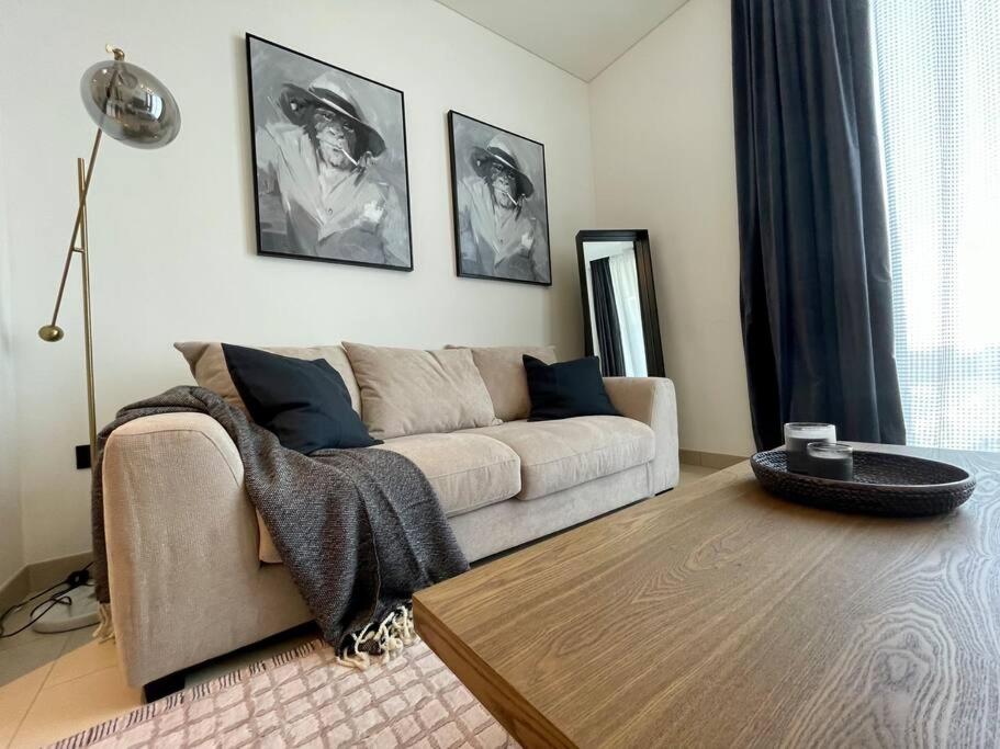 Fotografie z fotogalerie ubytování Dar Vacation - Cozy & Stylish 1BDR Apartment v Dubaji
