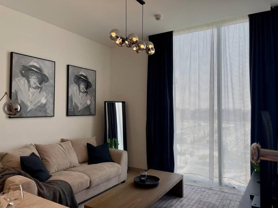 Fotografie z fotogalerie ubytování Dar Vacation - Cozy & Stylish 1BDR Apartment v Dubaji