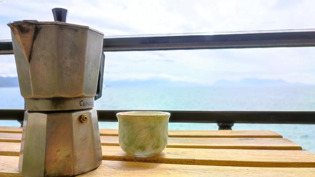 uma cafeteira e uma chávena sobre uma mesa em Maresol Lefkada em Nikiana