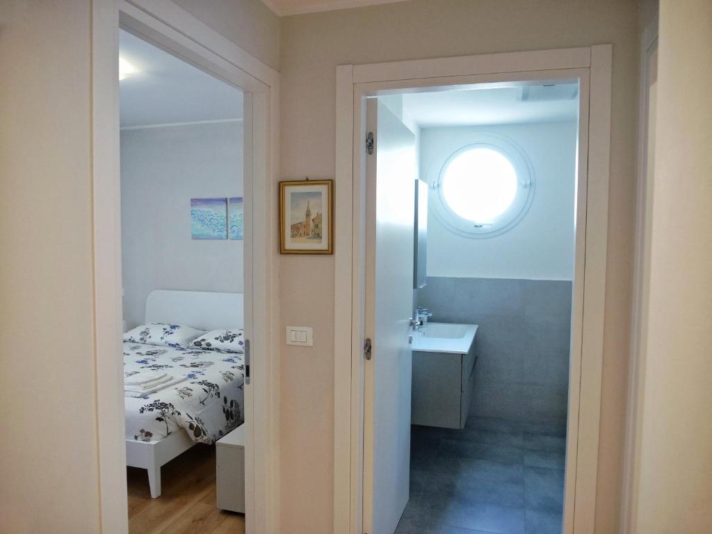 A bed or beds in a room at FARO DELL'ESTATE delizioso BICAMERA con POSTO AUTO dietro la SPIAGGIA