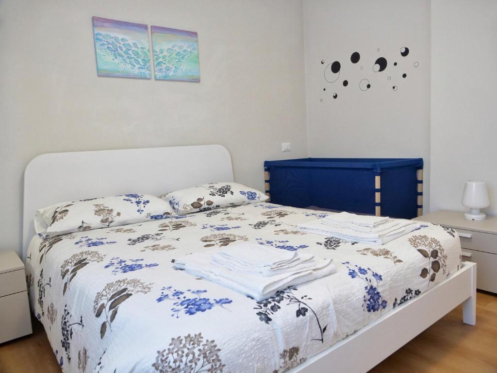 A bed or beds in a room at FARO DELL'ESTATE delizioso BICAMERA con POSTO AUTO dietro la SPIAGGIA