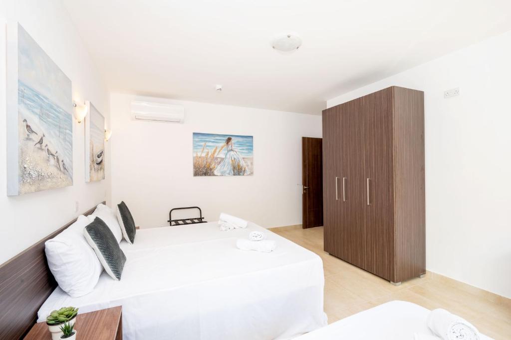 Islet Promenade Seafront 1 Bedroom Apartment with sea view balcony by Getawaysmalta - 17