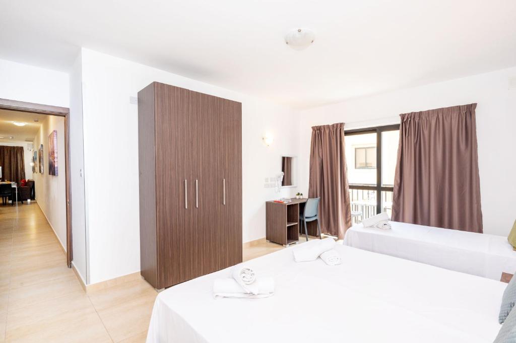 Islet Promenade Seafront 1 Bedroom Apartment with sea view balcony by Getawaysmalta - 18