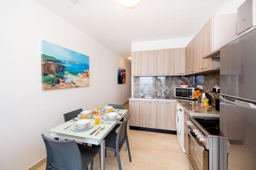 Islet Promenade Seafront 1 Bedroom Apartment with sea view balcony by Getawaysmalta - 14