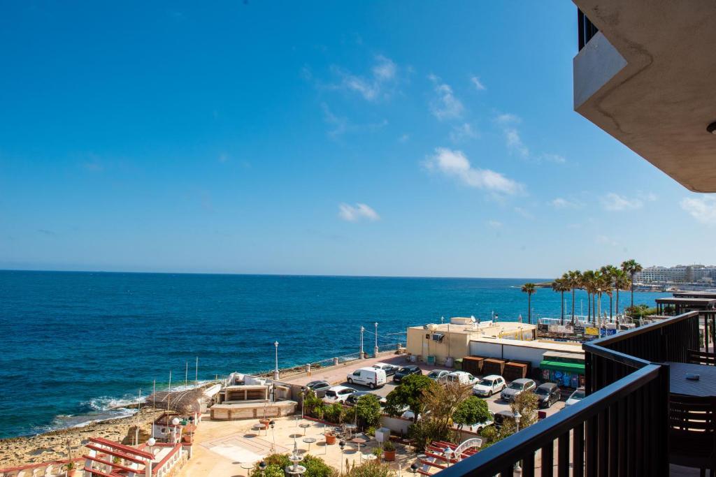 Islet Promenade Seafront 1 Bedroom Apartment with sea view balcony by Getawaysmalta - 5