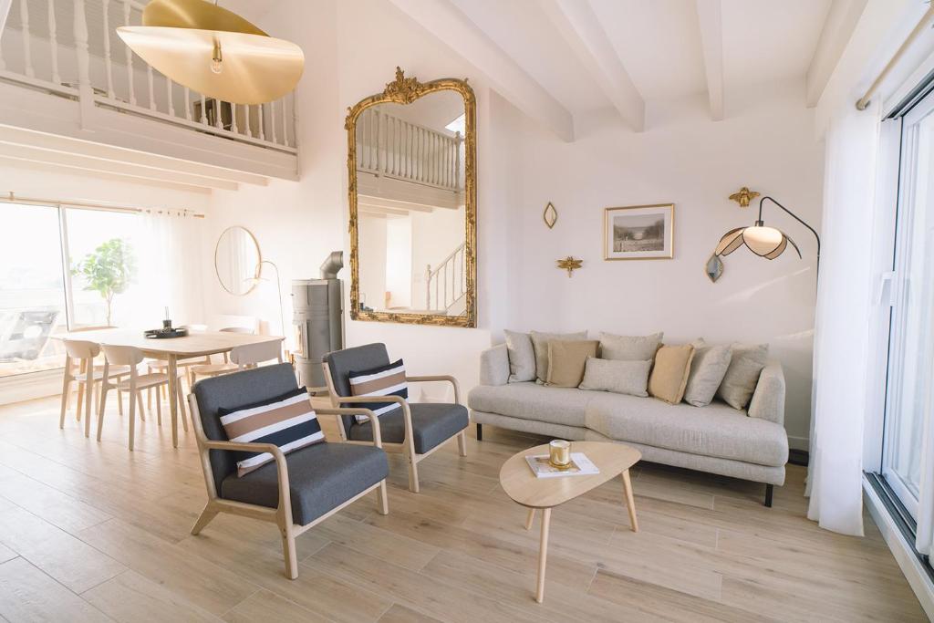 a living room with a couch and chairs and a table at Noirmoutier Le Grand Large in LʼHerbaudière