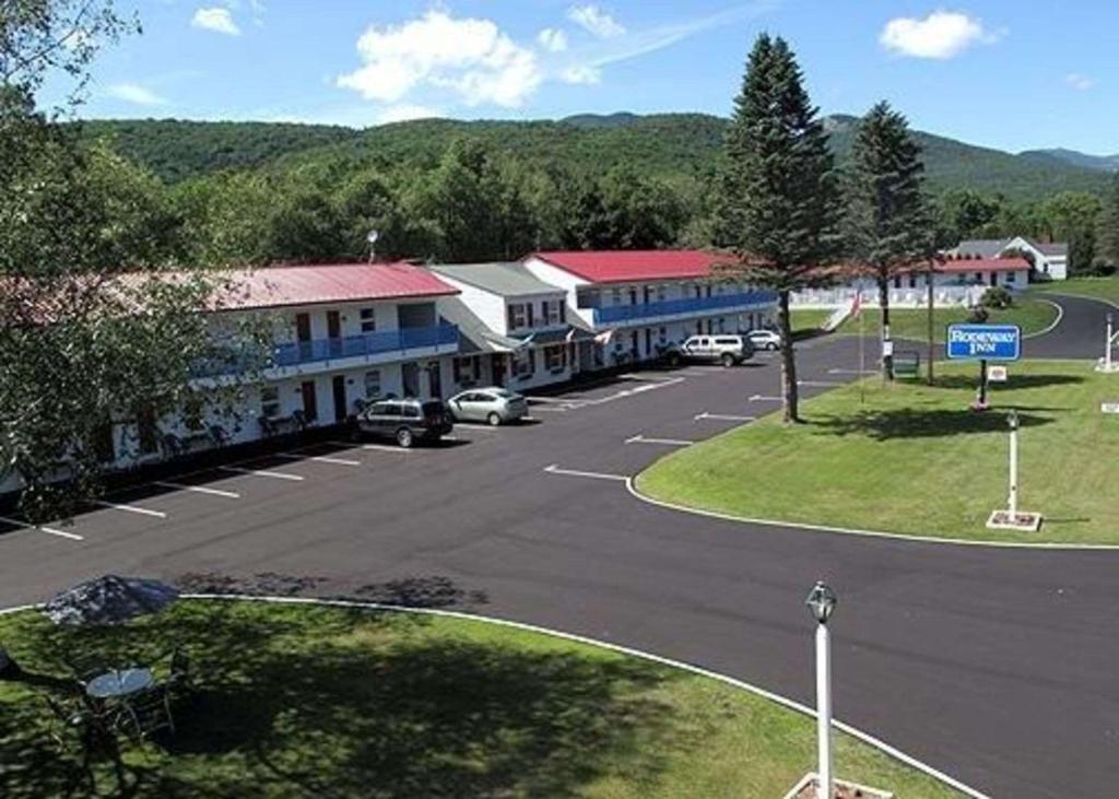 une petite ville avec des voitures garées dans un parking dans l'établissement Rodeway Inn Lincoln I-93, à Lincoln