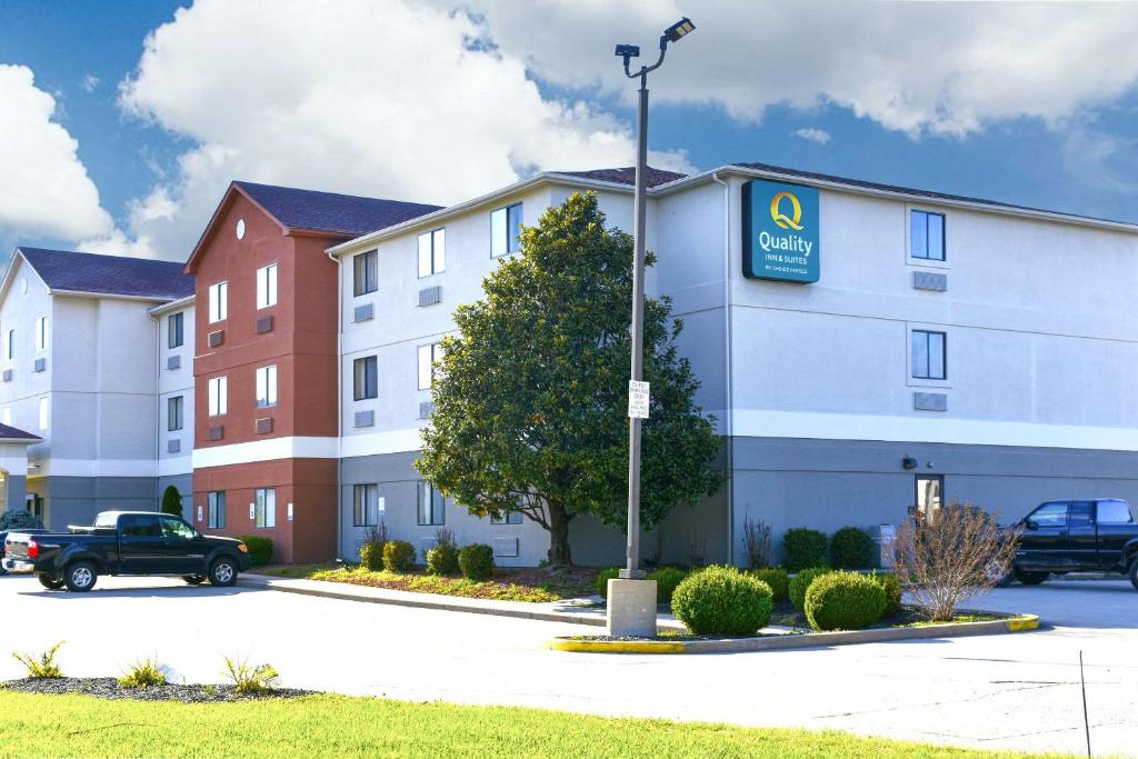 un edificio con un cartel de concesionario de automóviles en Quality Inn & Suites Brooks Louisville South, en Brooks