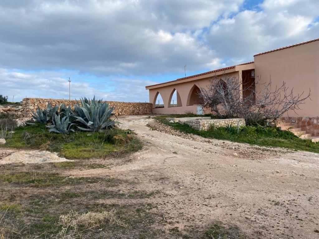 una strada sterrata di fronte a un edificio di Relax e tranquillità a Cala Pisana a Lampedusa
