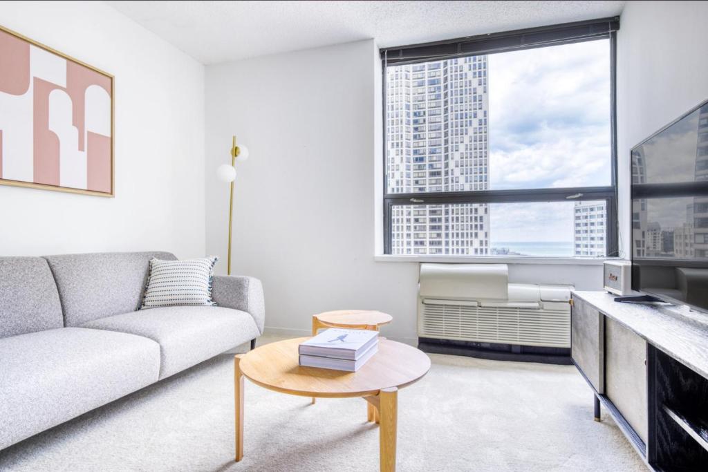 Area tempat duduk di Streeterville 1BR w Gym Pool nr Navy Pier CHI-408