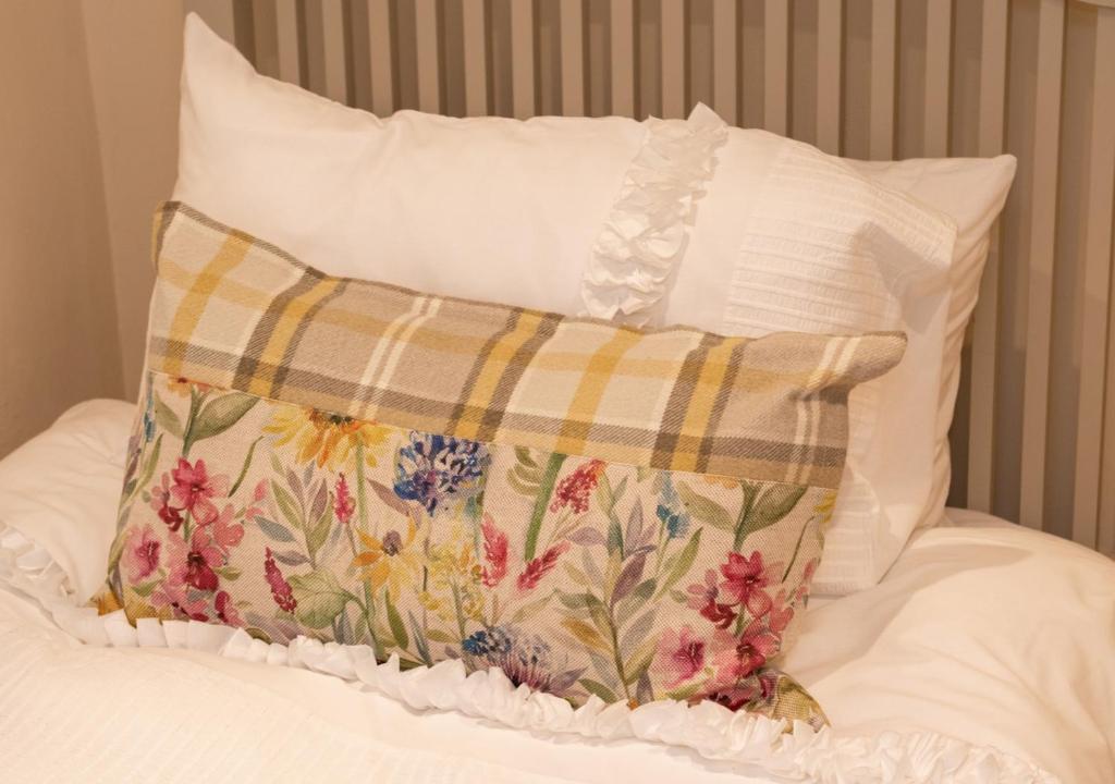Postel nebo postele na pokoji v ubytování Peony Rose Cottage