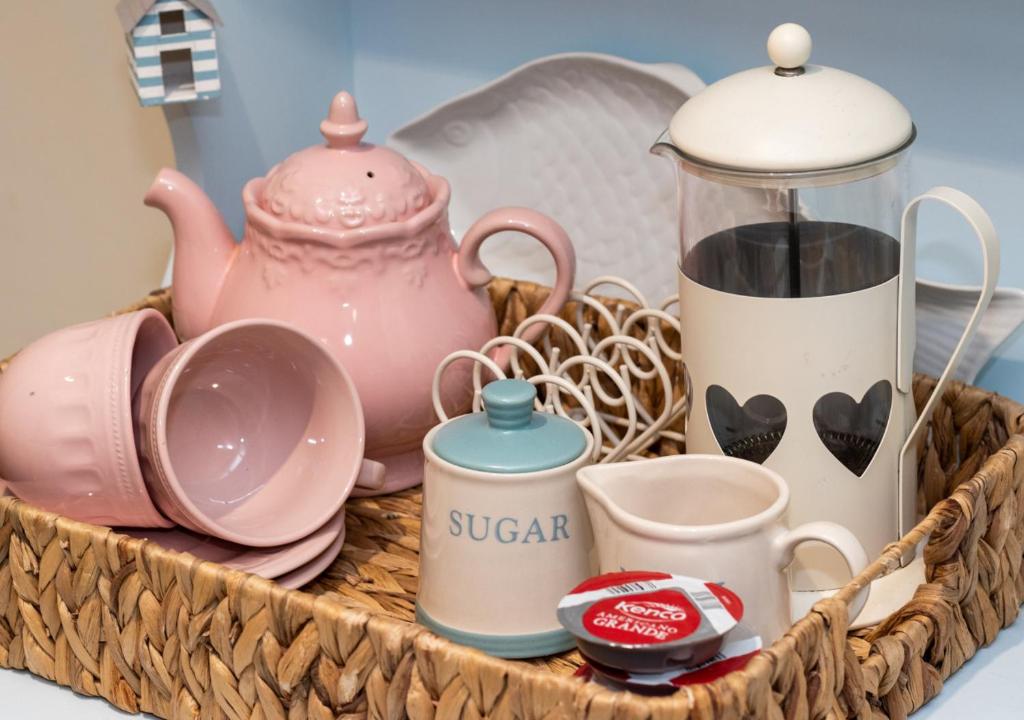 Příslušenství pro přípravu čaje a kávy v ubytování Peony Rose Cottage