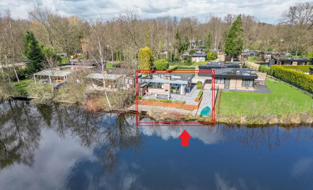 una vista aérea de una casa junto a un río en Vijverzicht en Lanaken