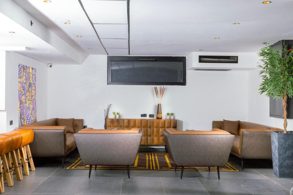 TV a/nebo společenská místnost v ubytování מלון בוטיק H34