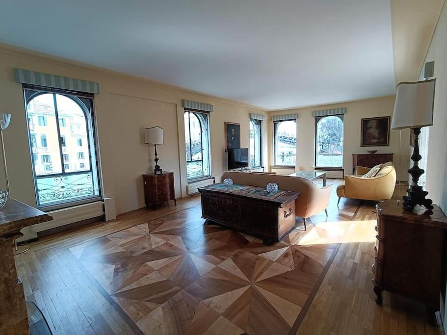 ein Wohnzimmer mit einem Sofa und einem Tisch in der Unterkunft Palazzo Querini Accademia in Venedig