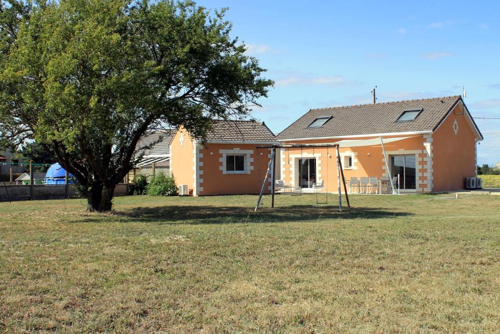 une maison avec un arbre en face dans l'établissement House 35 minutes from Futuroscope, à Saint-Jean-de-Sauves