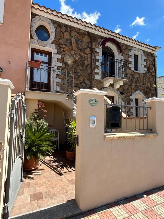 une maison avec une porte devant elle dans l'établissement Casa Luisa IUN Q3032 Appartamento a 5 minuti in macchina dal Mare, à Bari Sardo