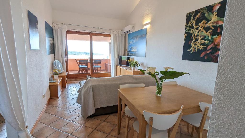 a living room with a table and a dining room at Porto Coda Cavallo - Salina Bamba in San Teodoro