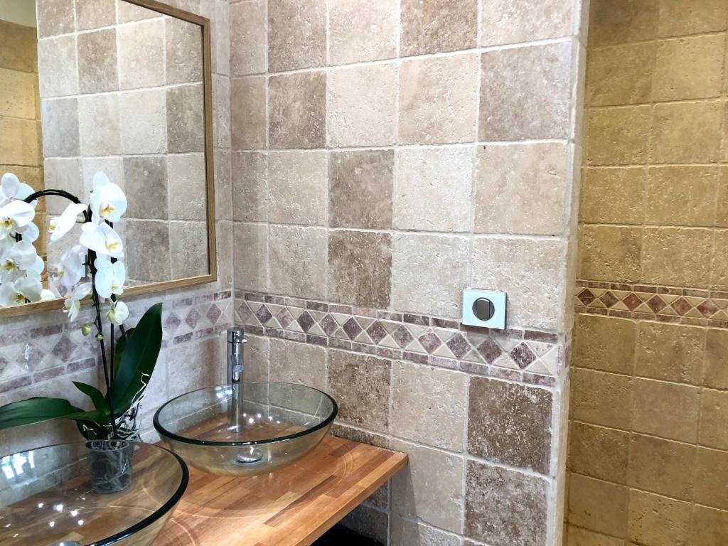 Ένα μπάνιο στο Magnifique LOFT Appartement Chalet Climatisé Buttes Chaumont