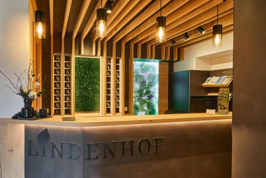 een lobby van een winkel met een bord dat landalore leest bij Hotel Lindenhof in Kellberg