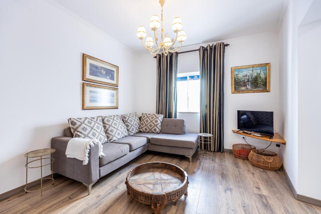 Una sala de estar con un sofá y una mesa de café. en Casa Albardeira 1 by Seewest, en Lagos