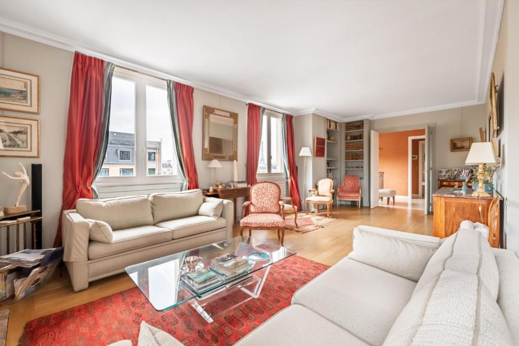 un salon avec un canapé et une table dans l'établissement Veeve - A Romance in Rouge, à Paris