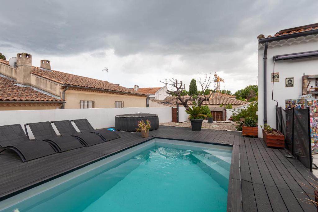 einen Pool im Hinterhof eines Hauses in der Unterkunft Baraka in Salon-de-Provence