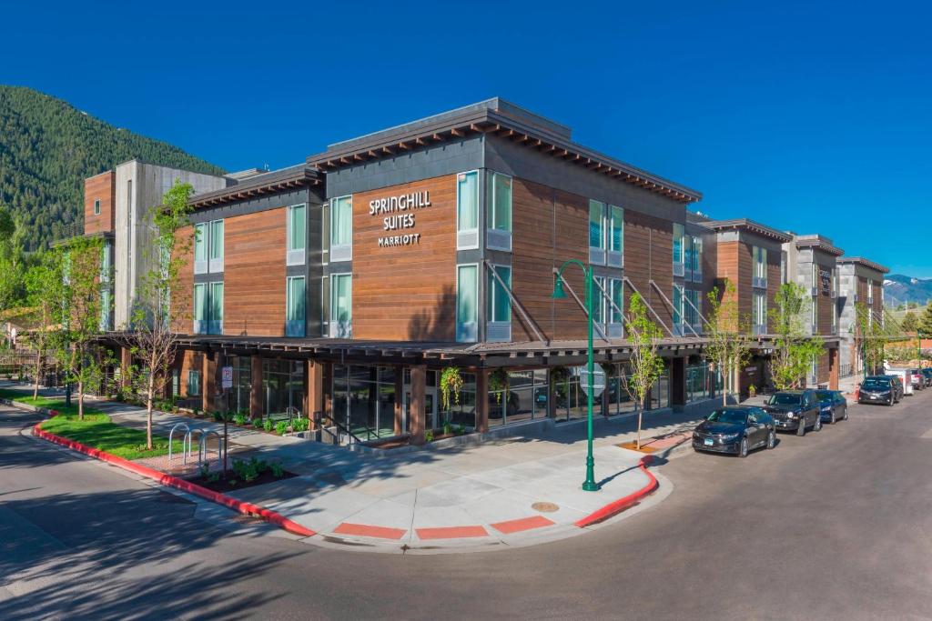 um edifício numa rua com carros estacionados em frente em SpringHill Suites by Marriott Jackson Hole em Jackson