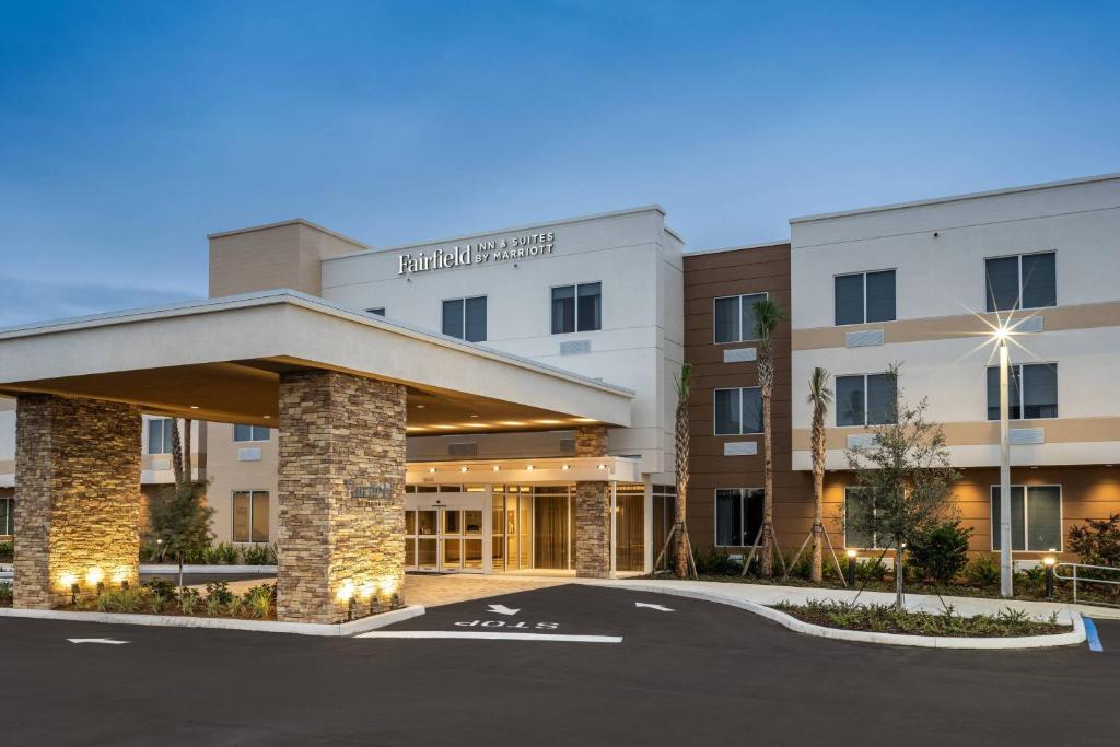 eine Darstellung der Vorderseite eines Hotels in der Unterkunft Fairfield Inn & Suites Vero Beach in Vero Beach