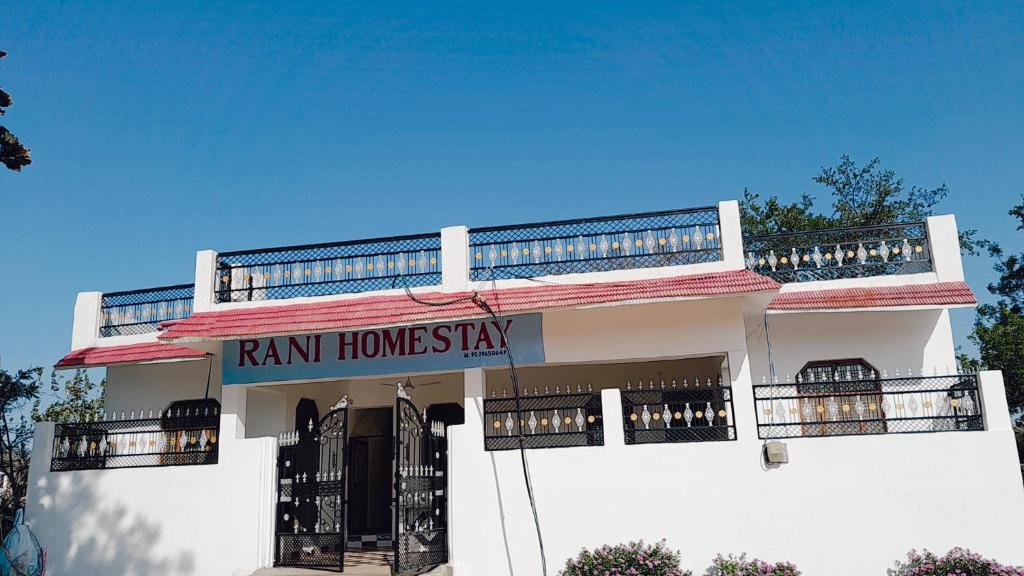 un edificio blanco con un cartel que dice ama de casa en Rani Palace en Khajurāho