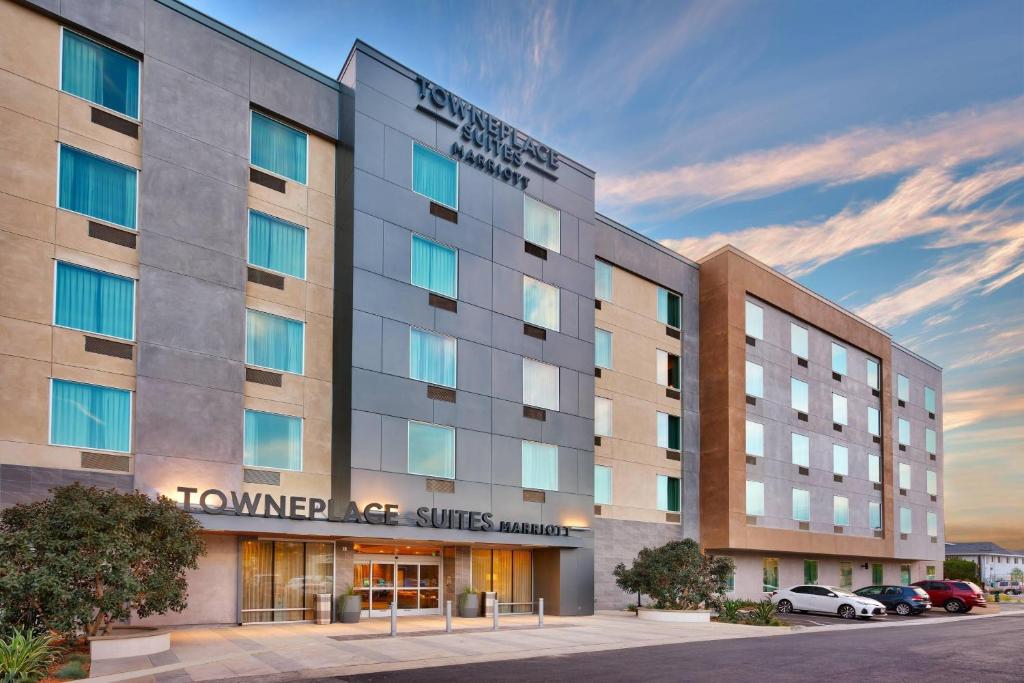 a rendering of the tru by hilton towers hotel at TownePlace Suites by Marriott Los Angeles LAX/Hawthorne in Hawthorne
