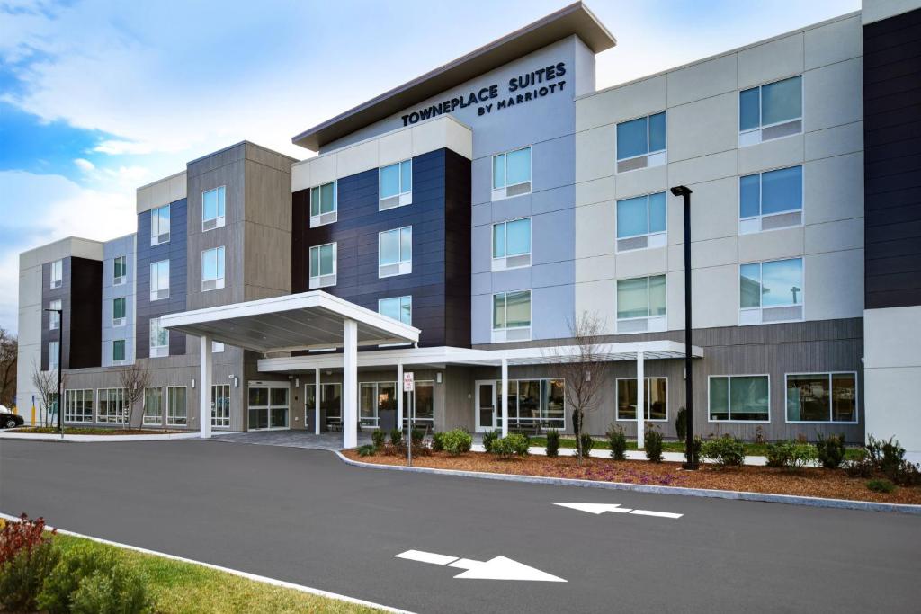 an image of the front of the hampton inn suites princeton campus at TownePlace Suites by Marriott Fall River Westport in Lakeside