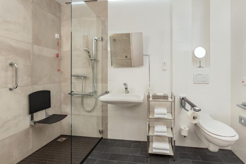 Vannituba majutusasutuses Four Points by Sheraton Panoramahaus Dornbirn