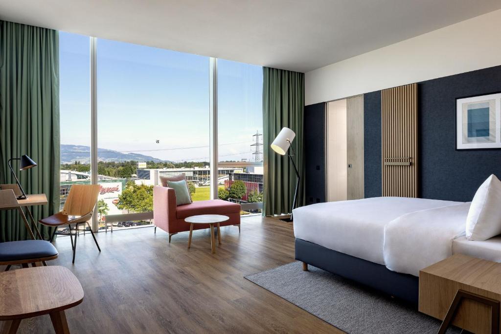 Voodi või voodid majutusasutuse Four Points by Sheraton Panoramahaus Dornbirn toas