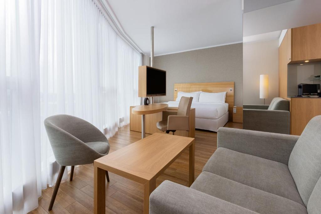 Televiisor ja/või meelelahutuskeskus majutusasutuses Four Points by Sheraton Panoramahaus Dornbirn