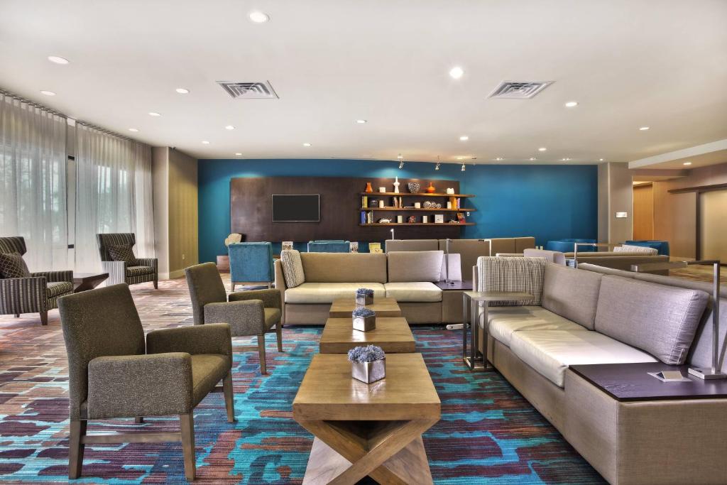 um lobby de um hotel com sofás e mesas em Courtyard by Marriott Gulfport Beachfront em Gulfport