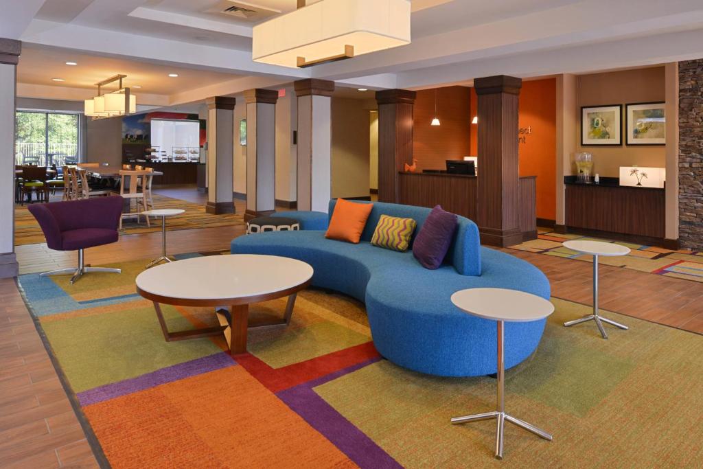 sala de estar con sofá azul y 2 mesas en Fairfield Inn & Suites by Marriott Anderson Clemson en Anderson
