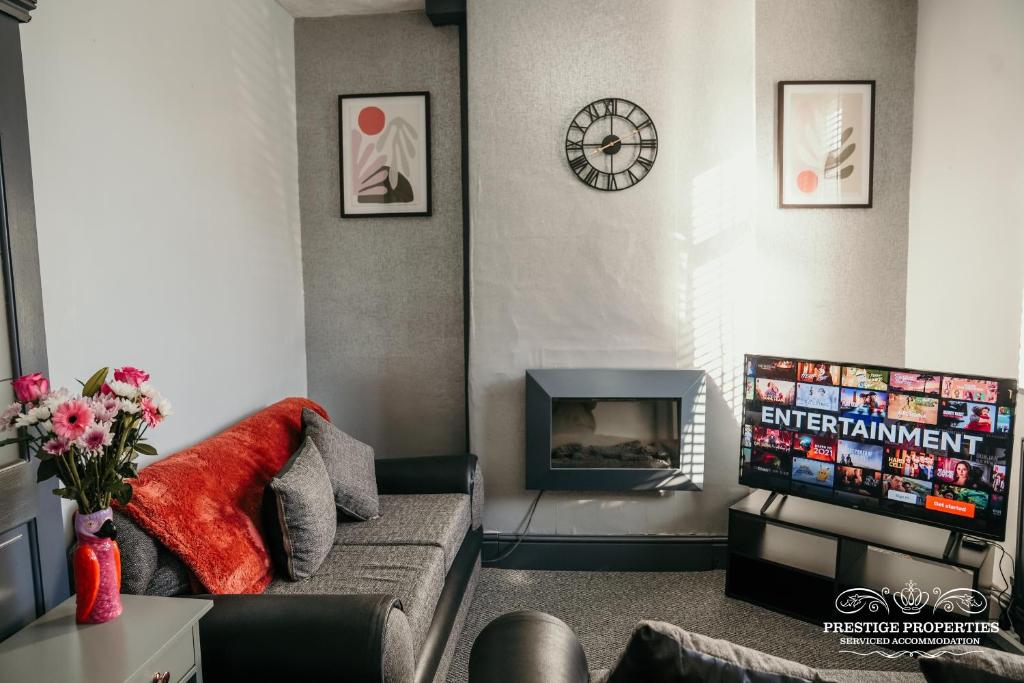 巴羅弗內斯的住宿－Ainslie St by Prestige Properties SA，带沙发和电视的客厅