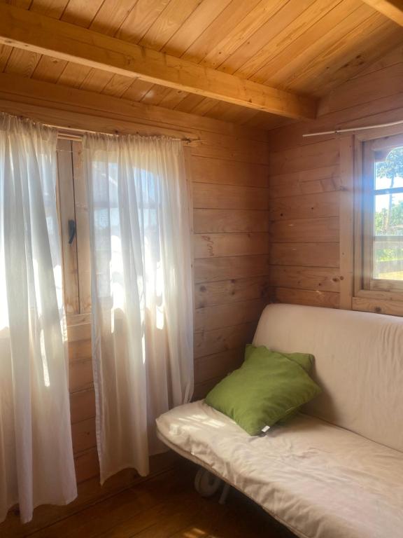 a small room with a couch and a window at Cabaña abundancia in El Palmar