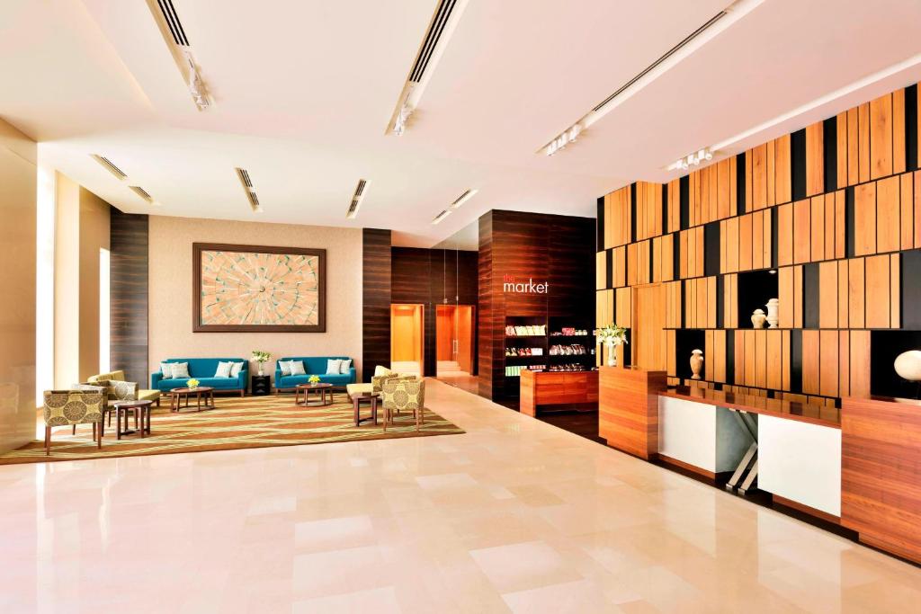 vestíbulo con zona de espera amueblada en Fairfield by Marriott Jodhpur, en Jodhpur