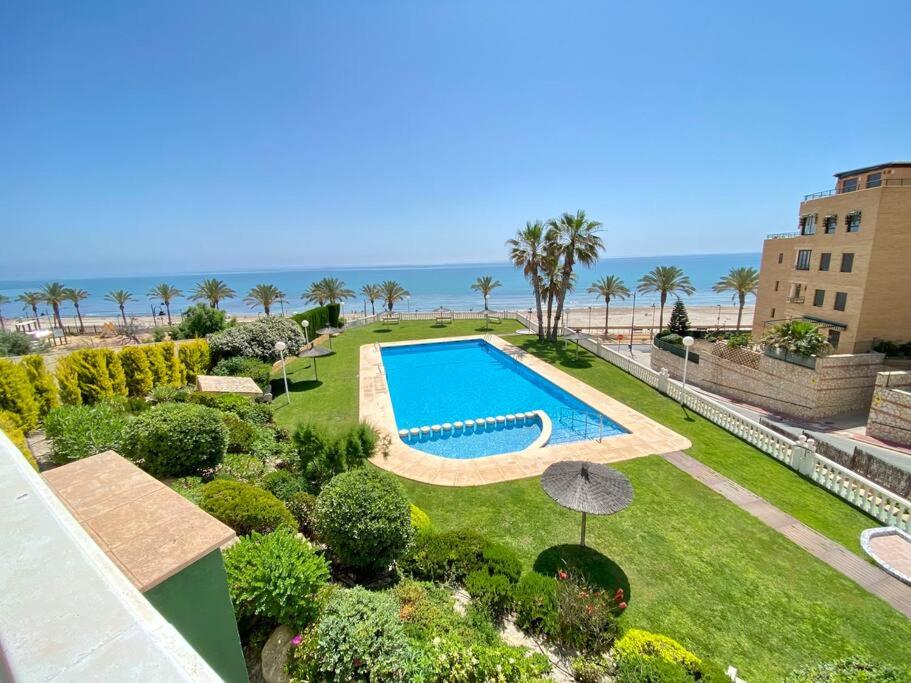 uma piscina num quintal com o oceano ao fundo em 3 bed 2 bath sea view Urba Europa em El Campello